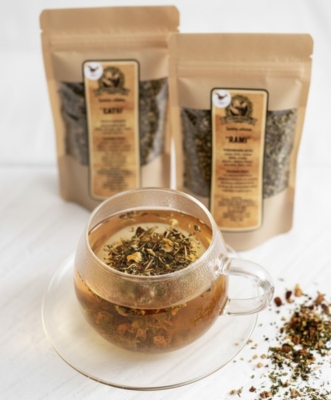 Puodelis žolelių arbatos ant stalo, ramybės ir sveikatos akimirka.